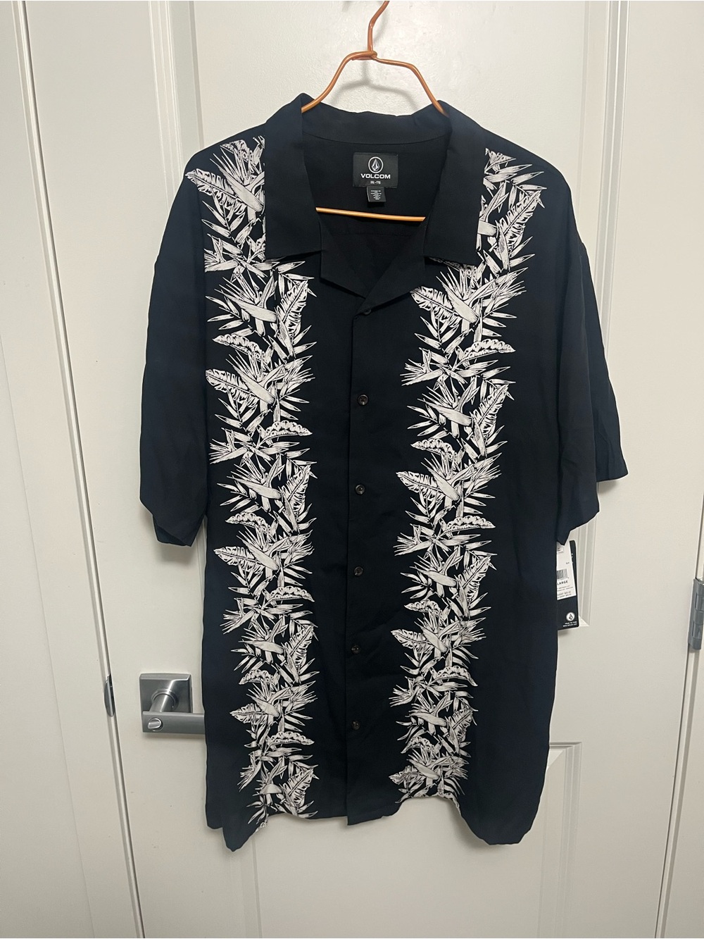 NEW Volcom Black Button-Up Shirt with White Leafs Graphic in size XXL